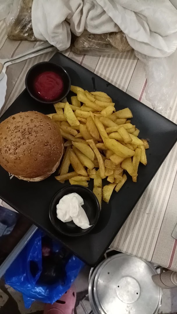 Hamburger accompagné de frites